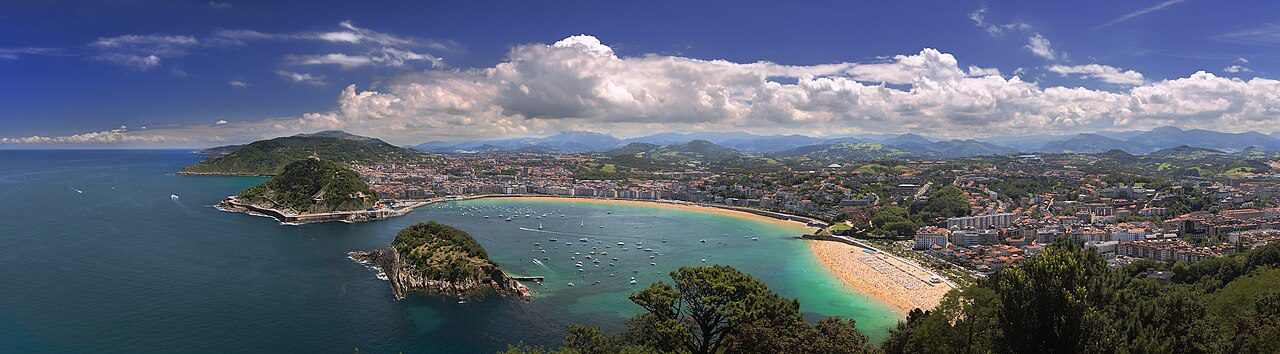 Vista de la bahía de La Concha en Donostia, ciudad con decenas de bares con tarta de queso vasca