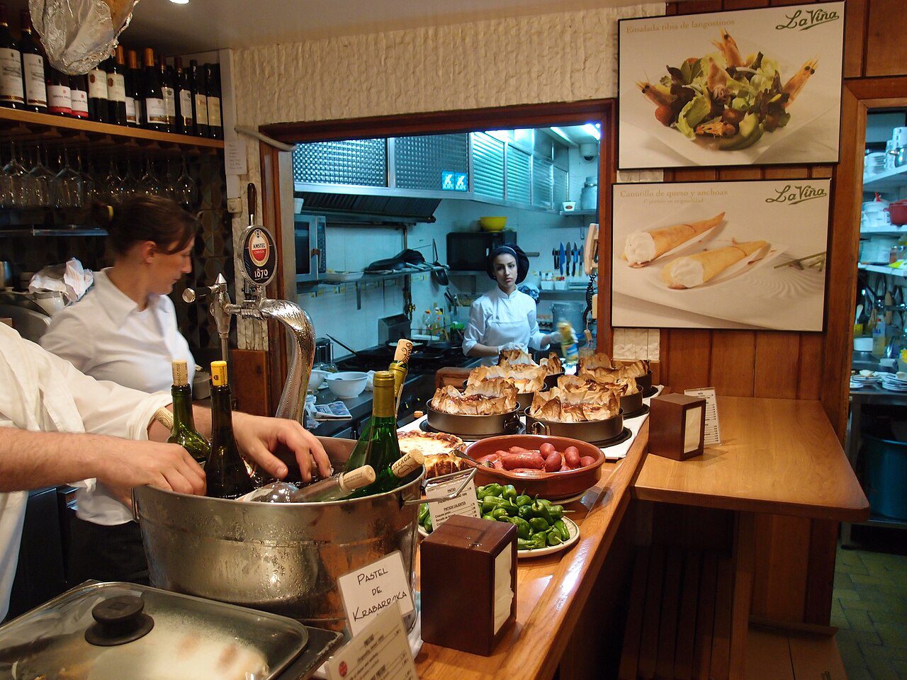 Barra del bar La Viña en la Parte Vieja de Donostia con pintxos y tartas