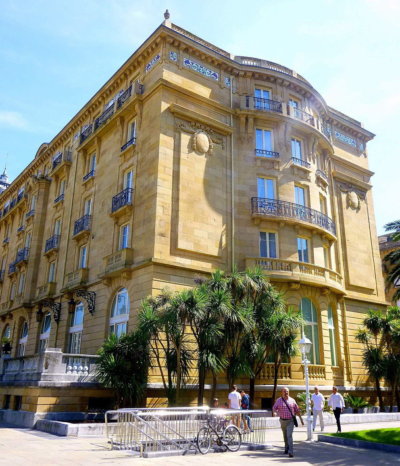 Fachada del Hotel María Cristina en Donostia, alojamiento de las estrellas durante el Festival de Cine