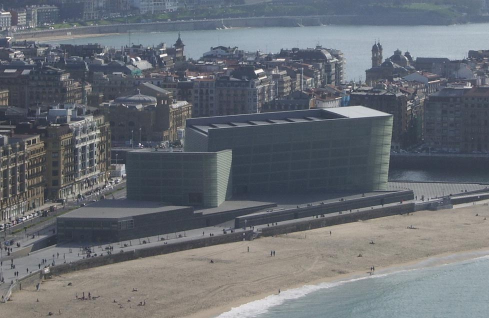 Palacio Kursaal de Donostia-San Sebastián, sede principal del Festival de Cine, junto a la playa de la Zurriola