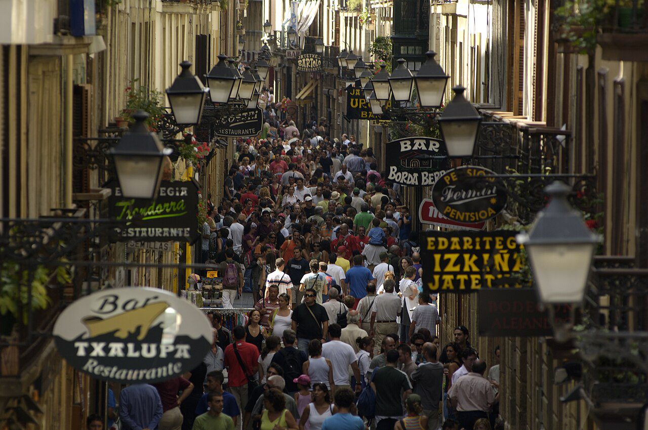 Calle de la Parte Vieja de Donostia con bares de pintxos que sirven tarta de queso
