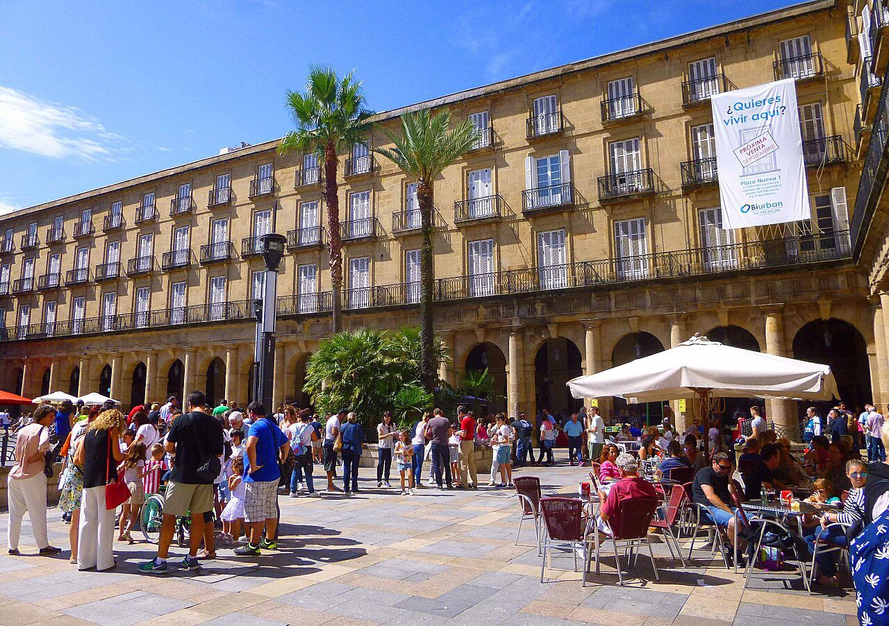 Plaza Nueva de Bilbao, junto a la tienda de Bassk en el Casco Viejo