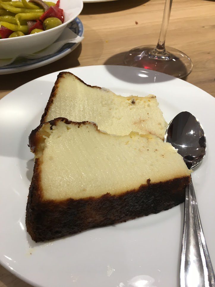 Porción de tarta de queso vasca con el interior cremoso y la superficie casi quemada