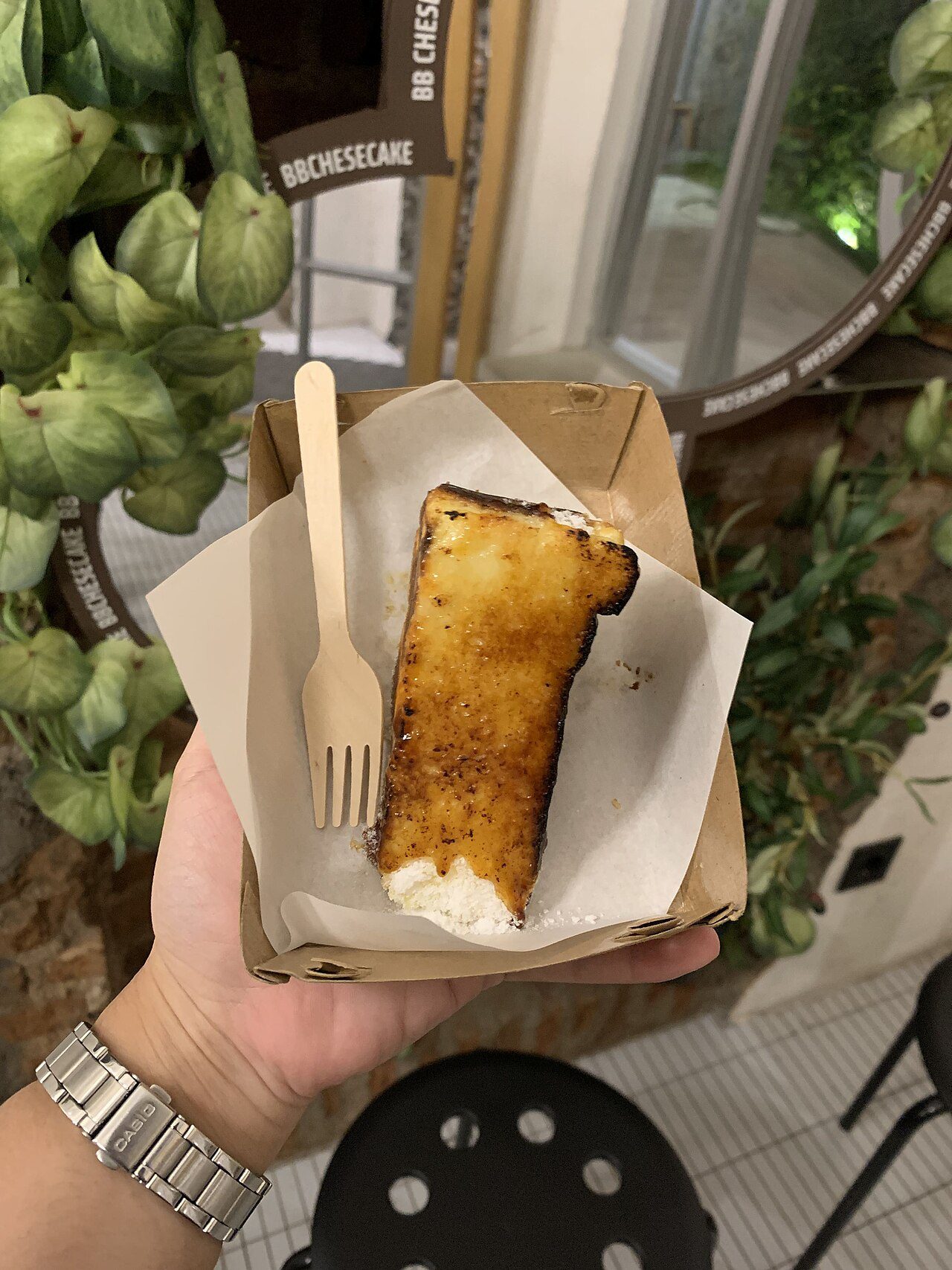 Porción de tarta de queso vasca para llevar en caja de cartón